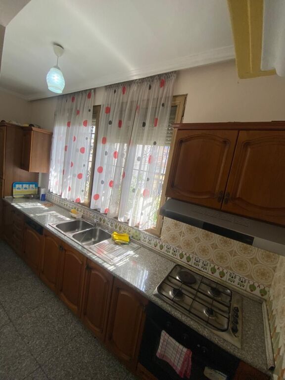 21-Dicembre Appartamento 2+1 in affitto  ✅Informazioni sugli ingressi ; ♦️ Superficie netta: 100 m² ✅Organizzazione : ♦️ Soggiorno ♦️ Cucina ♦️ 2 Camere da letto ♦️ 1 Bagno ✅Altri dettagli : Ingresso privato  📶 Palazzo 2° piano Posizione :21-Dicembre, vicino Hotel Mondial Prezzo affitto : 50.000 Leke