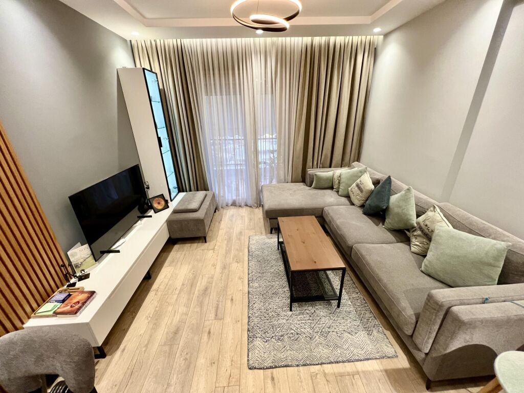 SHITET APARTAMENT LUKSOZ 2+1 +2 + POST AUTO – 5 MAJI (PRANË LOKAL ODA)
