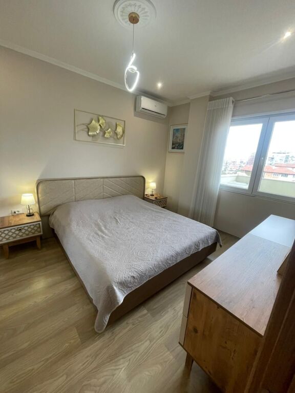jepet me qera apartament 1+1+Ballkon  650 € (perball delijorgjit te rruga e kavajes)
