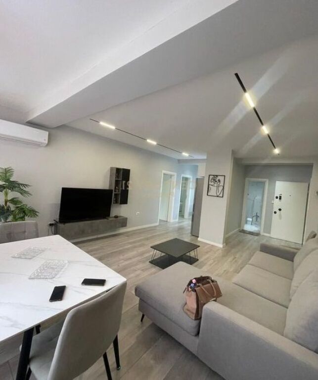 Apartament me qira 2+1 prane Kryqezimit te 21 Dhjetorit