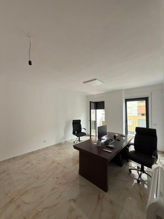 Apartament 2+1 per zyra Rrg Karl Gega