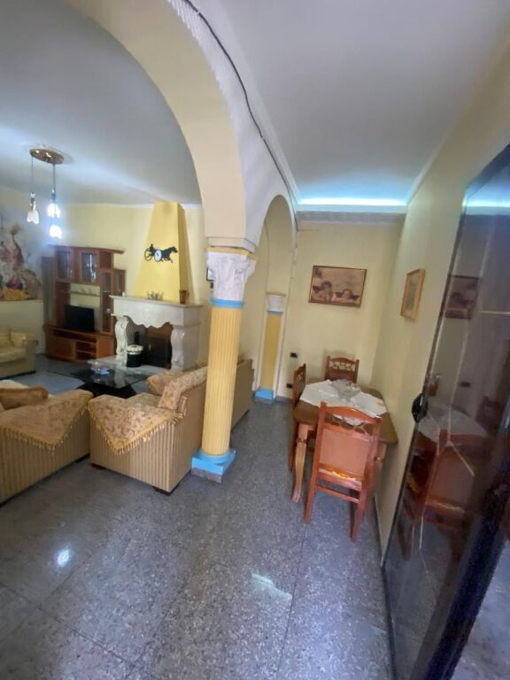 21-Dicembre Appartamento 2+1 in affitto  ✅Informazioni sugli ingressi ; ♦️ Superficie netta: 100 m² ✅Organizzazione : ♦️ Soggiorno ♦️ Cucina ♦️ 2 Camere da letto ♦️ 1 Bagno ✅Altri dettagli : Ingresso privato  📶 Palazzo 2° piano Posizione :21-Dicembre, vicino Hotel Mondial Prezzo affitto : 50.000 Leke