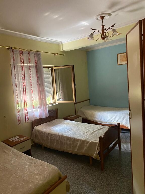 21-Dicembre Appartamento 2+1 in affitto  ✅Informazioni sugli ingressi ; ♦️ Superficie netta: 100 m² ✅Organizzazione : ♦️ Soggiorno ♦️ Cucina ♦️ 2 Camere da letto ♦️ 1 Bagno ✅Altri dettagli : Ingresso privato  📶 Palazzo 2° piano Posizione :21-Dicembre, vicino Hotel Mondial Prezzo affitto : 50.000 Leke