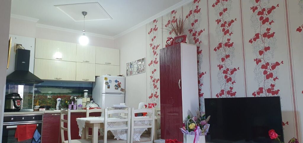 🏢Fresk, vicino al Bar Xhuliano, si affitta appartamento 1+1 arredato: 45.000 Leke