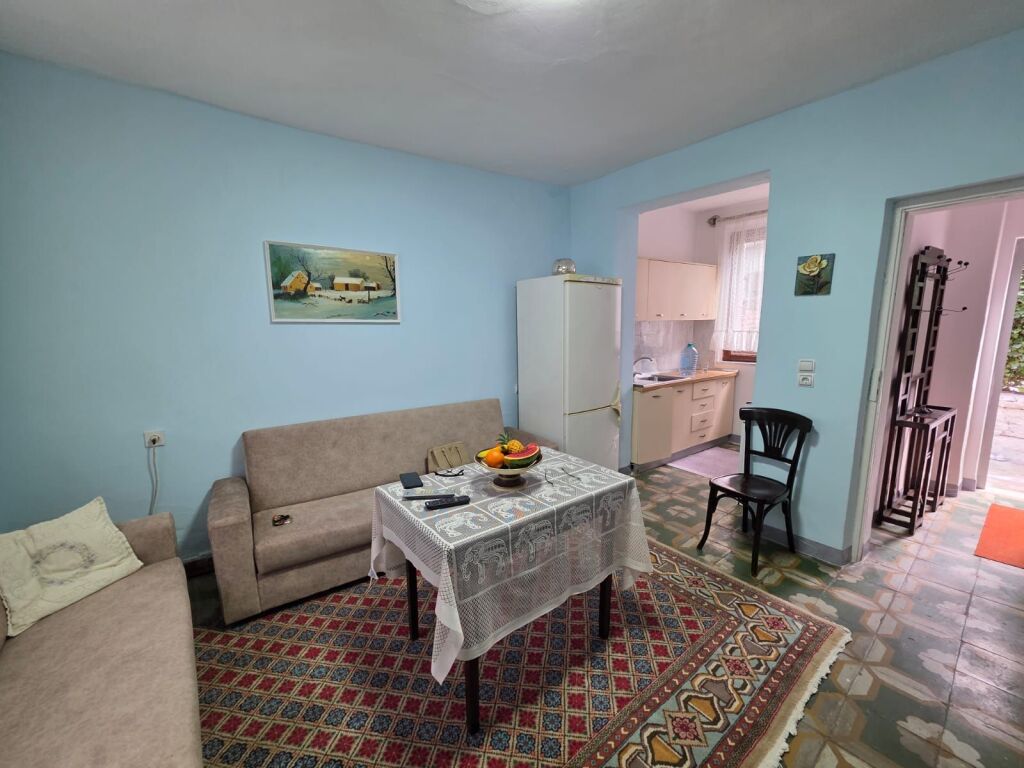 Jepet me Qira Vilë 1-Katëshe me Oborr – Qendër, pranë Kafe Flora !