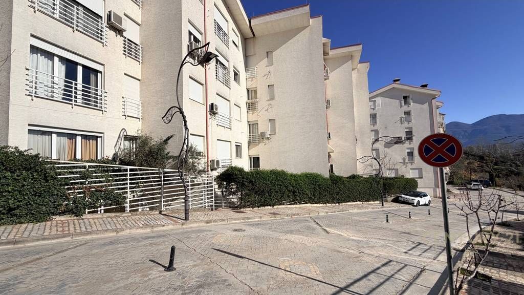 1+1 apartment for sale in the Kodra e Diellit 1 area, near the British School