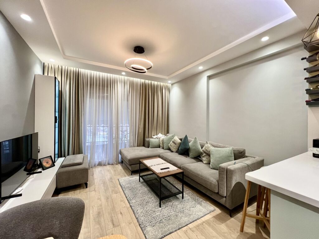 SHITET APARTAMENT LUKSOZ 2+1 +2 + POST AUTO – 5 MAJI (PRANË LOKAL ODA)
