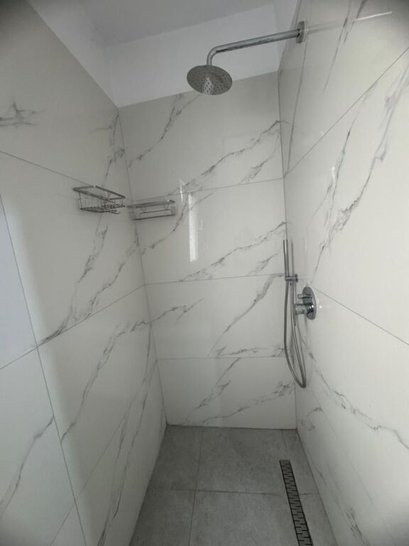 Jepet apartament me qira 1+1+ ballkon në zonën e Selitës së Vogël !