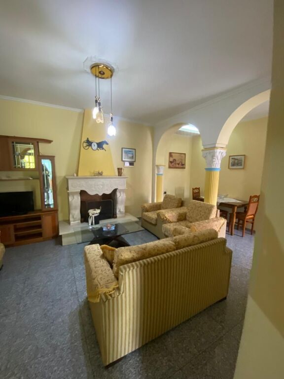 21-Dicembre Appartamento 2+1 in affitto  ✅Informazioni sugli ingressi ; ♦️ Superficie netta: 100 m² ✅Organizzazione : ♦️ Soggiorno ♦️ Cucina ♦️ 2 Camere da letto ♦️ 1 Bagno ✅Altri dettagli : Ingresso privato  📶 Palazzo 2° piano Posizione :21-Dicembre, vicino Hotel Mondial Prezzo affitto : 50.000 Leke