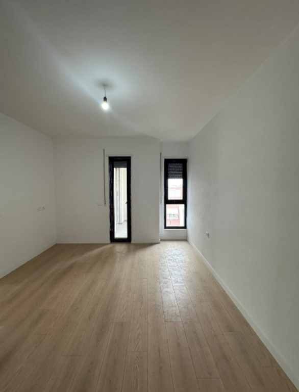 🏡 Shitet Apartament 3+1 – Komuna e Parisit