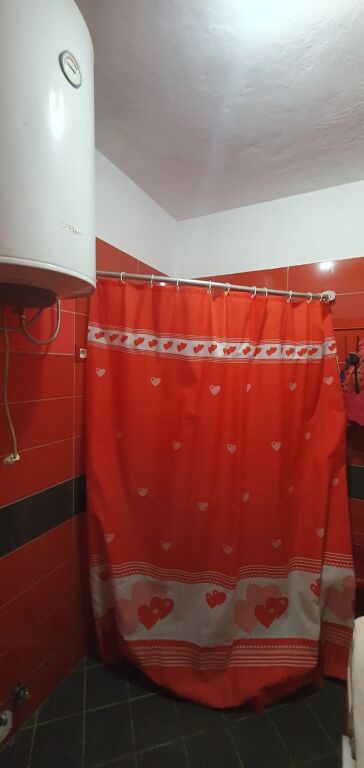 🏢Fresk, vicino al Bar Xhuliano, si affitta appartamento 1+1 arredato: 45.000 Leke