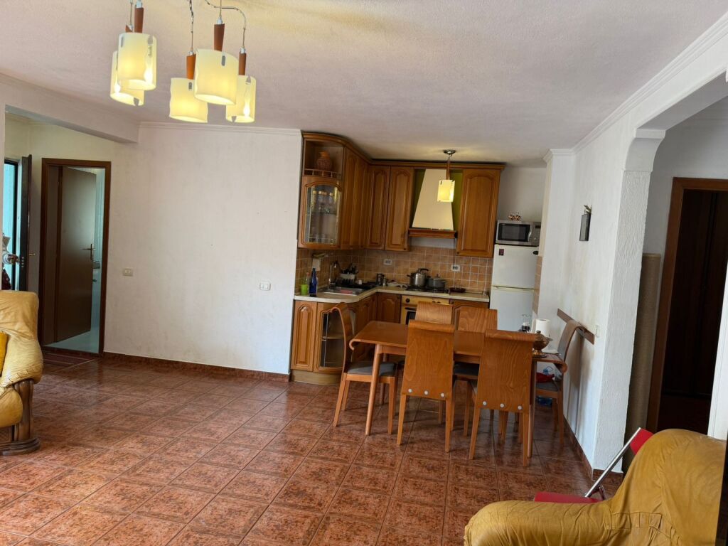 Shitet apartament 2+1, Zogui i Zi, perball Rigut