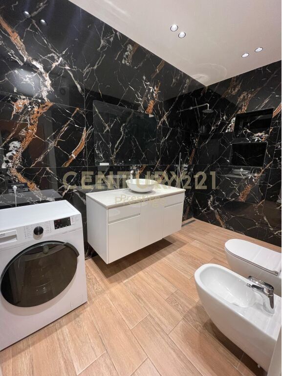 Appartamento 1+1 in affitto vicino al sottopassaggio presso Komuna e Parisit.