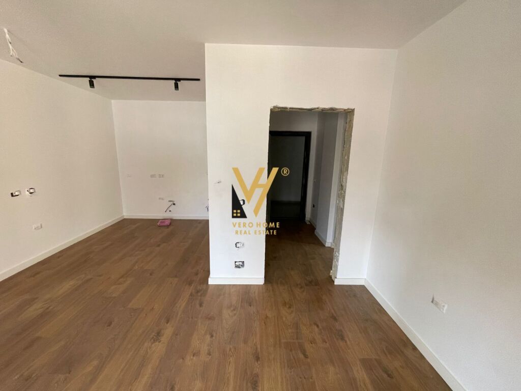 OFFICE 67 M2 FOR RENT AT AIR ALBANIA 1,000 EURO