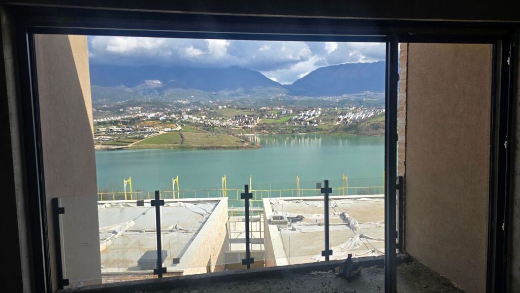 TRIPLEX CON PISCINA IN VENDITA A FARKE