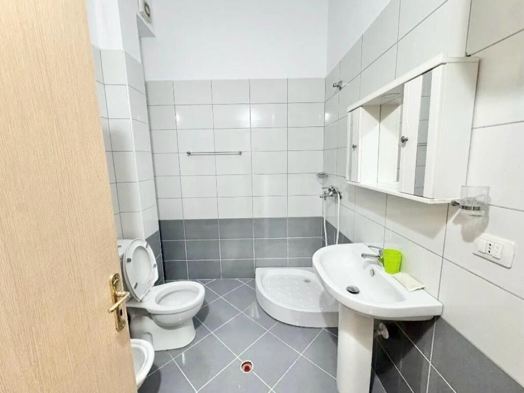 Apartament 2+1+2 për qira Liqeni i Thatë !