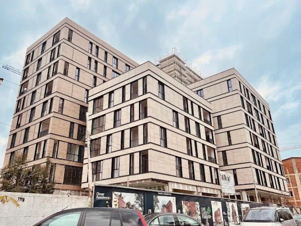 Jepet me qera apartament 1+1  Te Fusha Aviacionit(Clover Residence)