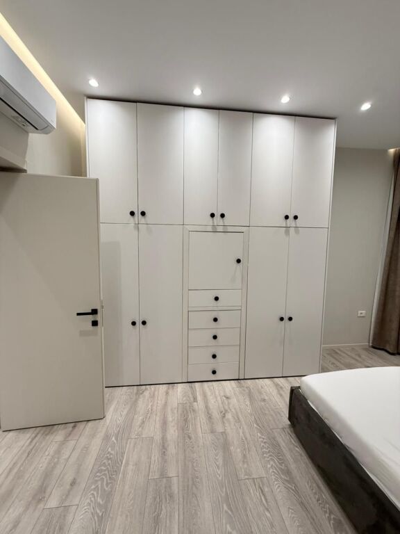 APARTAMENT 2+1 me post parkimi ne -1 per qera tek kompleksi delijorgji