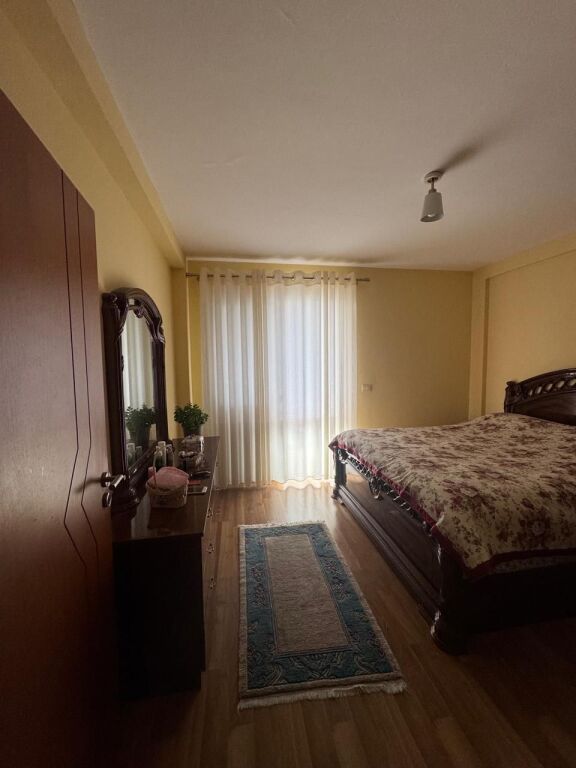 Jepet me qera apartament 1+1, prane stadiumit Dinamo, rruga Gjik Kuqali