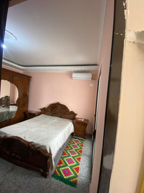 21-Dicembre Appartamento 2+1 in affitto  ✅Informazioni sugli ingressi ; ♦️ Superficie netta: 100 m² ✅Organizzazione : ♦️ Soggiorno ♦️ Cucina ♦️ 2 Camere da letto ♦️ 1 Bagno ✅Altri dettagli : Ingresso privato  📶 Palazzo 2° piano Posizione :21-Dicembre, vicino Hotel Mondial Prezzo affitto : 50.000 Leke