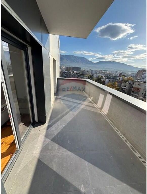 Apartment 2+1 with veranda for rent, in the Xhamllik area.