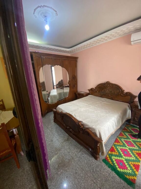 21-Dicembre Appartamento 2+1 in affitto  ✅Informazioni sugli ingressi ; ♦️ Superficie netta: 100 m² ✅Organizzazione : ♦️ Soggiorno ♦️ Cucina ♦️ 2 Camere da letto ♦️ 1 Bagno ✅Altri dettagli : Ingresso privato  📶 Palazzo 2° piano Posizione :21-Dicembre, vicino Hotel Mondial Prezzo affitto : 50.000 Leke