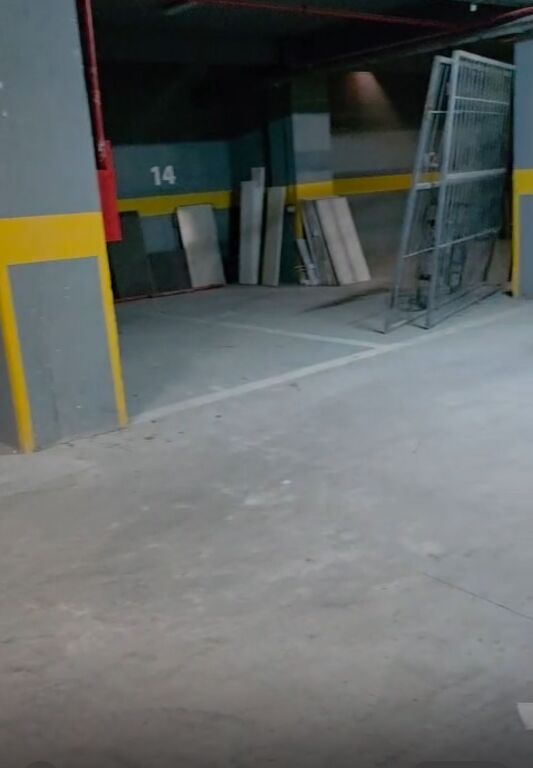 🚗 Si affittano 5 posti auto o spazio di magazzino