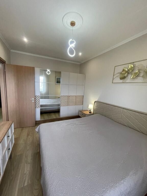 jepet me qera apartament 1+1+Ballkon  650 € (perball delijorgjit te rruga e kavajes)
