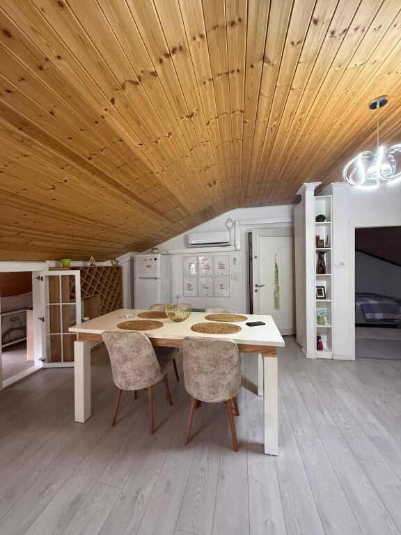 Jepet me qira 2+1 Papafingo tek rruga Dibres ,prane Vila Gold