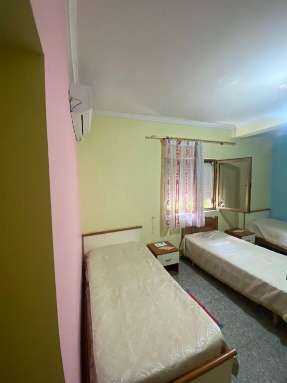 21-Dicembre Appartamento 2+1 in affitto  ✅Informazioni sugli ingressi ; ♦️ Superficie netta: 100 m² ✅Organizzazione : ♦️ Soggiorno ♦️ Cucina ♦️ 2 Camere da letto ♦️ 1 Bagno ✅Altri dettagli : Ingresso privato  📶 Palazzo 2° piano Posizione :21-Dicembre, vicino Hotel Mondial Prezzo affitto : 50.000 Leke