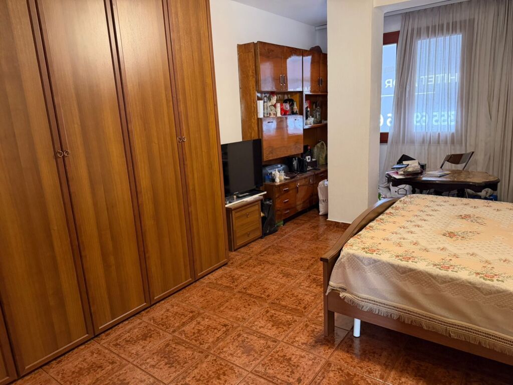 Shitet apartament 2+1, Zogui i Zi, perball Rigut