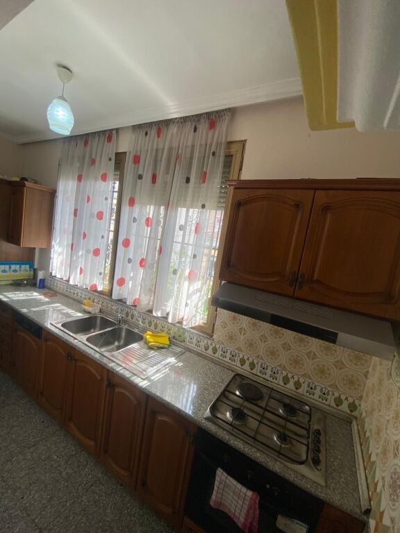 21-Dicembre Appartamento 2+1 in affitto  ✅Informazioni sugli ingressi ; ♦️ Superficie netta: 100 m² ✅Organizzazione : ♦️ Soggiorno ♦️ Cucina ♦️ 2 Camere da letto ♦️ 1 Bagno ✅Altri dettagli : Ingresso privato  📶 Palazzo 2° piano Posizione :21-Dicembre, vicino Hotel Mondial Prezzo affitto : 50.000 Leke