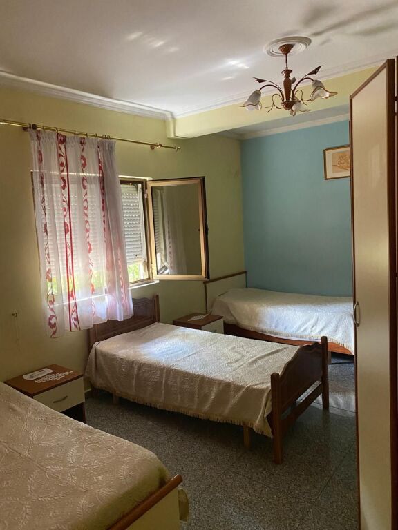 21-Dicembre Appartamento 2+1 in affitto  ✅Informazioni sugli ingressi ; ♦️ Superficie netta: 100 m² ✅Organizzazione : ♦️ Soggiorno ♦️ Cucina ♦️ 2 Camere da letto ♦️ 1 Bagno ✅Altri dettagli : Ingresso privato  📶 Palazzo 2° piano Posizione :21-Dicembre, vicino Hotel Mondial Prezzo affitto : 50.000 Leke