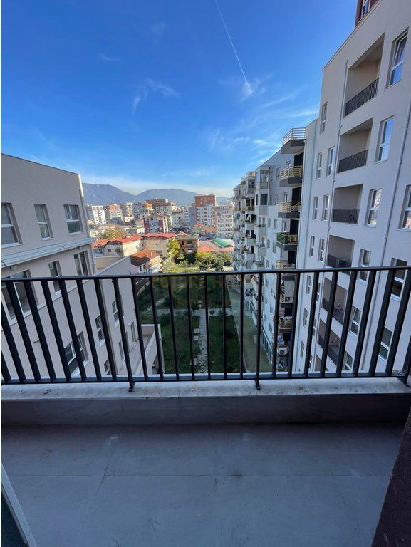 Shitet, Apartament 2+1, Kompleksi Aura, Tiranë.