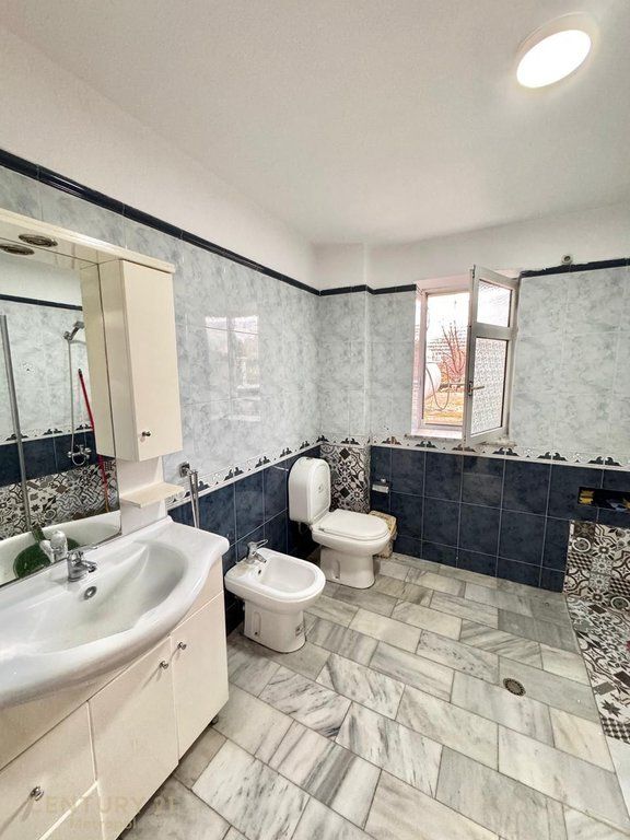 JEPET AMBIENT PER ZYRA TEK RRUGA E ELBASANIT 7 XHUXHAT