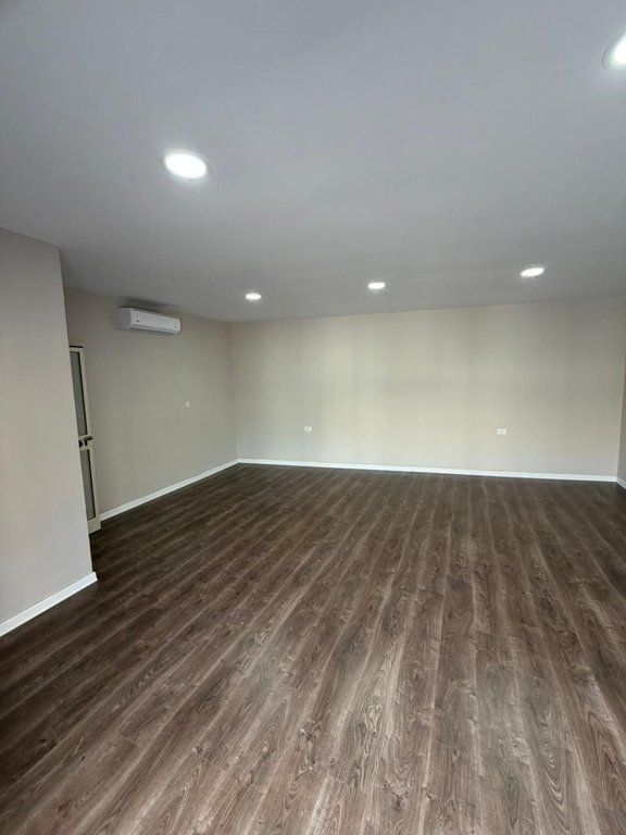 Ambient Biznesi në Shitje në Laprakë, Tiranë