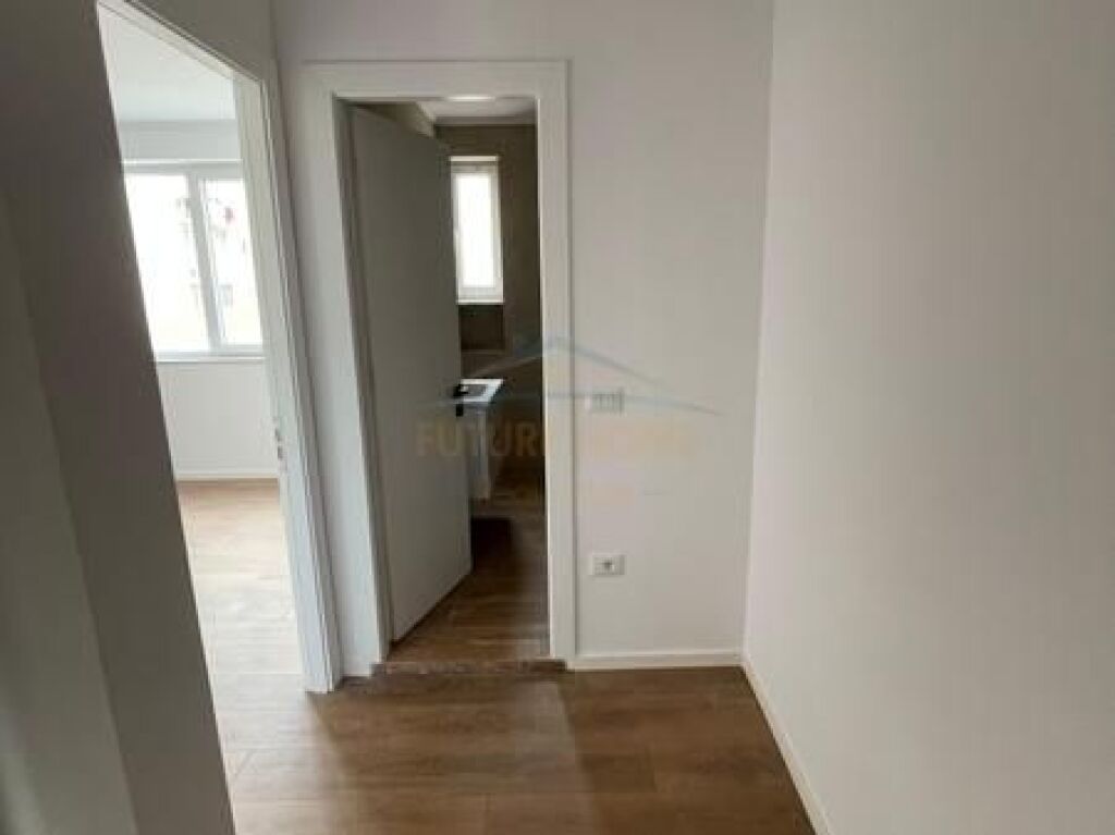 Shitet, Apartament 1+1+Garderobë, Tregu Elektrik , Tiranë.