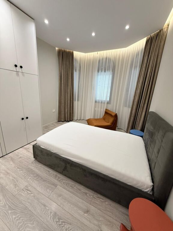 APARTAMENT 2+1 me post parkimi ne -1 per qera tek kompleksi delijorgji