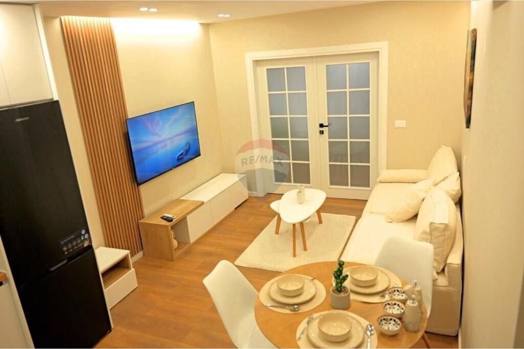 Prane Liceut Artistik Jordan Misja ofrohet per qira apartament i tipologjise 1+1.