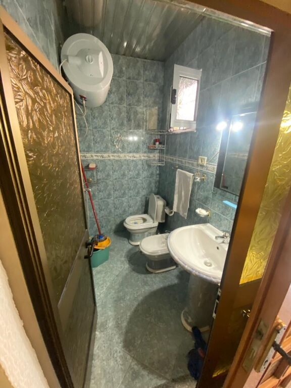 21-Dicembre Appartamento 2+1 in affitto  ✅Informazioni sugli ingressi ; ♦️ Superficie netta: 100 m² ✅Organizzazione : ♦️ Soggiorno ♦️ Cucina ♦️ 2 Camere da letto ♦️ 1 Bagno ✅Altri dettagli : Ingresso privato  📶 Palazzo 2° piano Posizione :21-Dicembre, vicino Hotel Mondial Prezzo affitto : 50.000 Leke