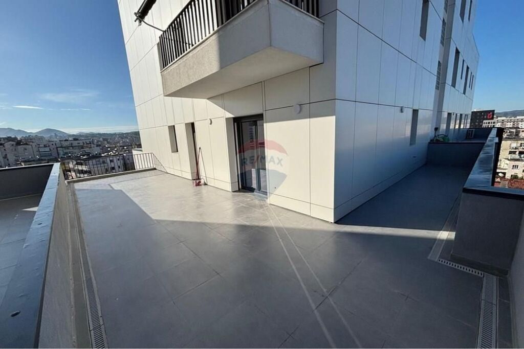 Apartment 2+1 with veranda for rent, in the Xhamllik area.