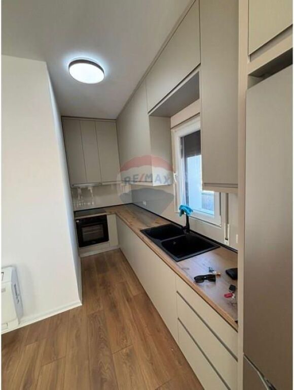 Apartment 2+1 with veranda for rent, in the Xhamllik area.