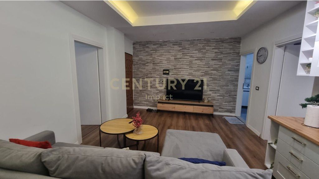 JEPET APARTAMENT 2+1 ME QIRA TEK RESTORANT DURRESI