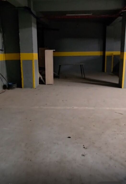 🚗 Si affittano 5 posti auto o spazio di magazzino