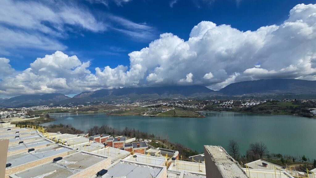 TRIPLEX CON PISCINA IN VENDITA A FARKE