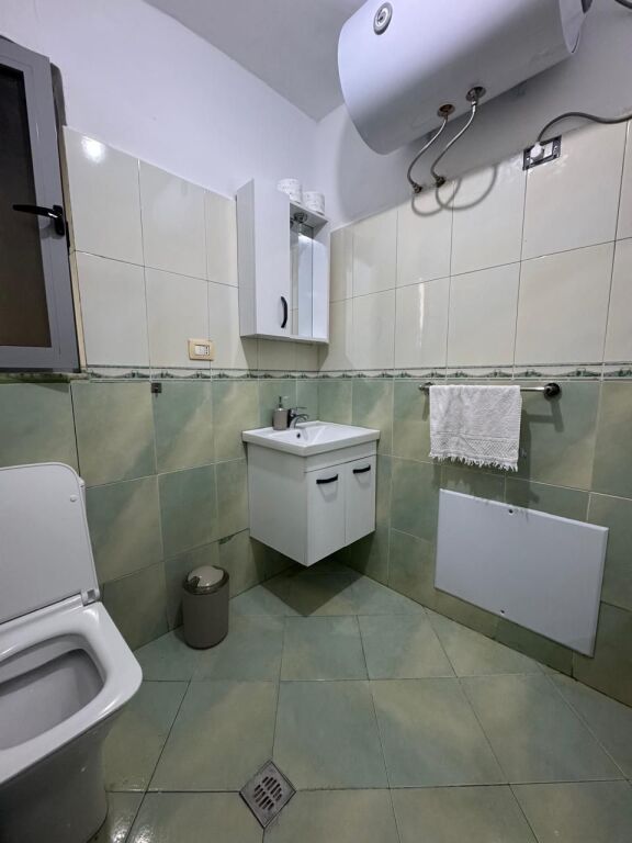 Jepet me qera apartament 1+1, prane stadiumit Dinamo, rruga Gjik Kuqali