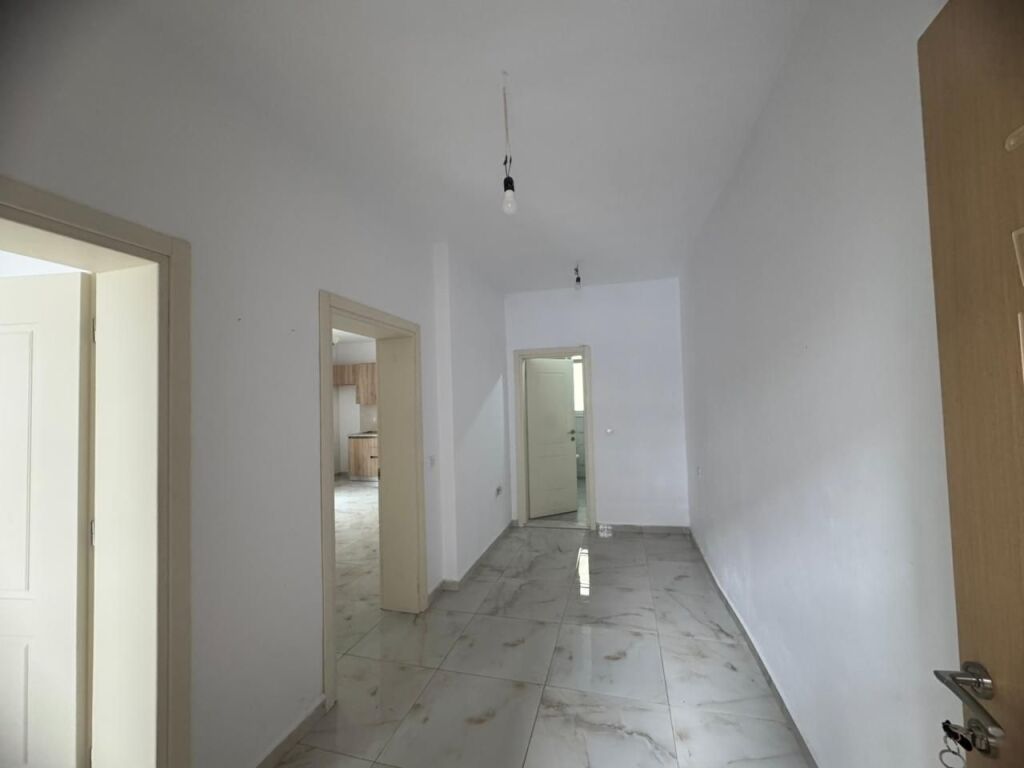 Jepet apartament me qira 1+1+ ballkon në zonën e Selitës së Vogël !