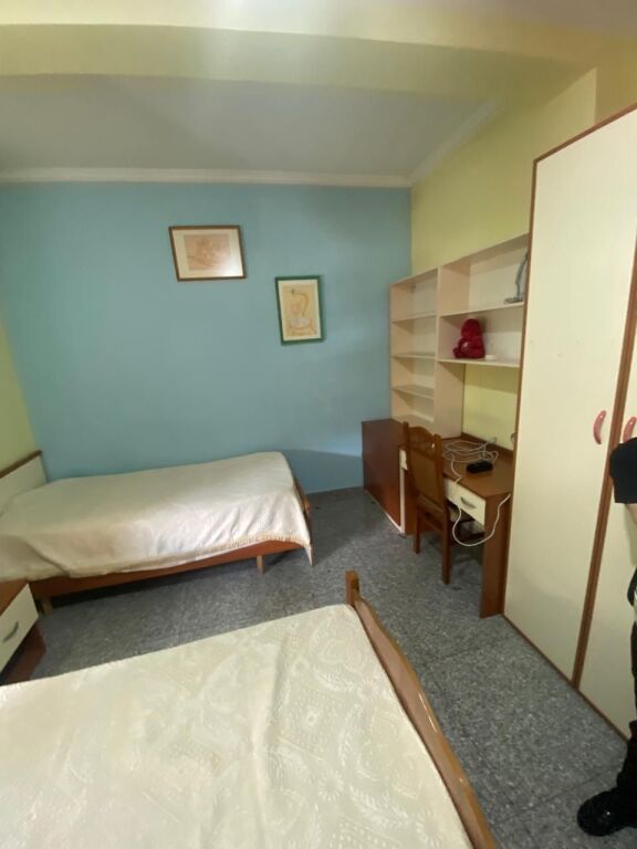 21-Dicembre Appartamento 2+1 in affitto  ✅Informazioni sugli ingressi ; ♦️ Superficie netta: 100 m² ✅Organizzazione : ♦️ Soggiorno ♦️ Cucina ♦️ 2 Camere da letto ♦️ 1 Bagno ✅Altri dettagli : Ingresso privato  📶 Palazzo 2° piano Posizione :21-Dicembre, vicino Hotel Mondial Prezzo affitto : 50.000 Leke