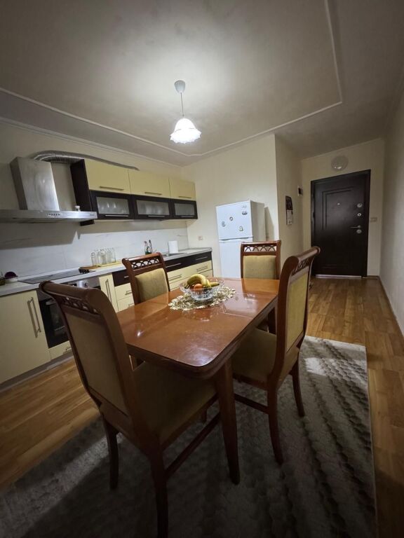 Jepet me qera apartament 1+1, prane stadiumit Dinamo, rruga Gjik Kuqali