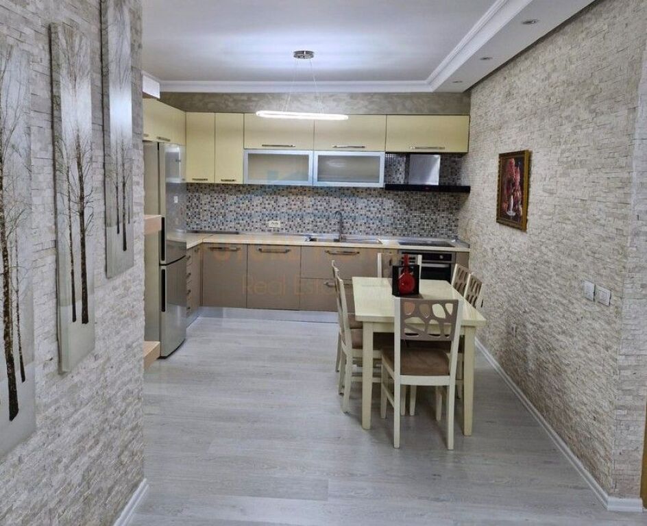Shitet, Apartament 3+1+2, Porcelan, Tiranë